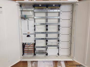 F-tronic Zählerschrank 1x 3.HZ Zählerfeld + 1x Verteilerfeld + 1x Verteilerfeld mit APZ + 1x Multimediafeld, 4-feldrig