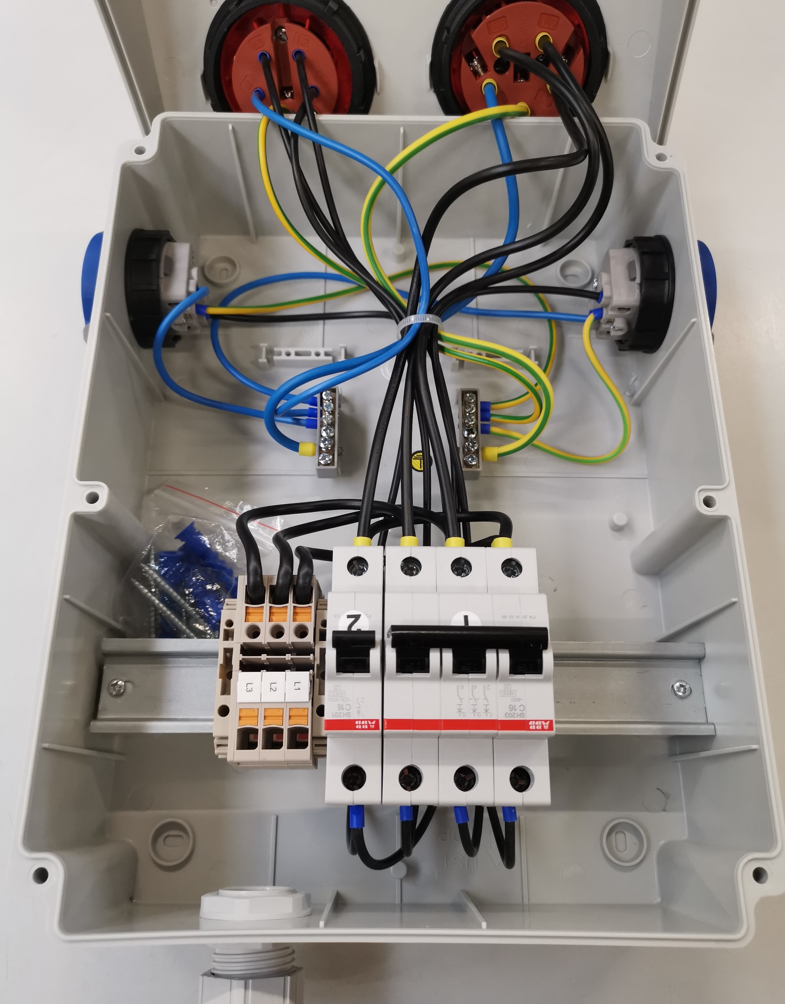 Elektromaterial günstig kaufen - Online Shop - TeMo T&More®  Baustromverteiler Wandverteiler Stromverteiler mit 2x Schuko, 1x CEE 16A,  1x CEE 32A und LS C16 ABB Bestückung (TE06)