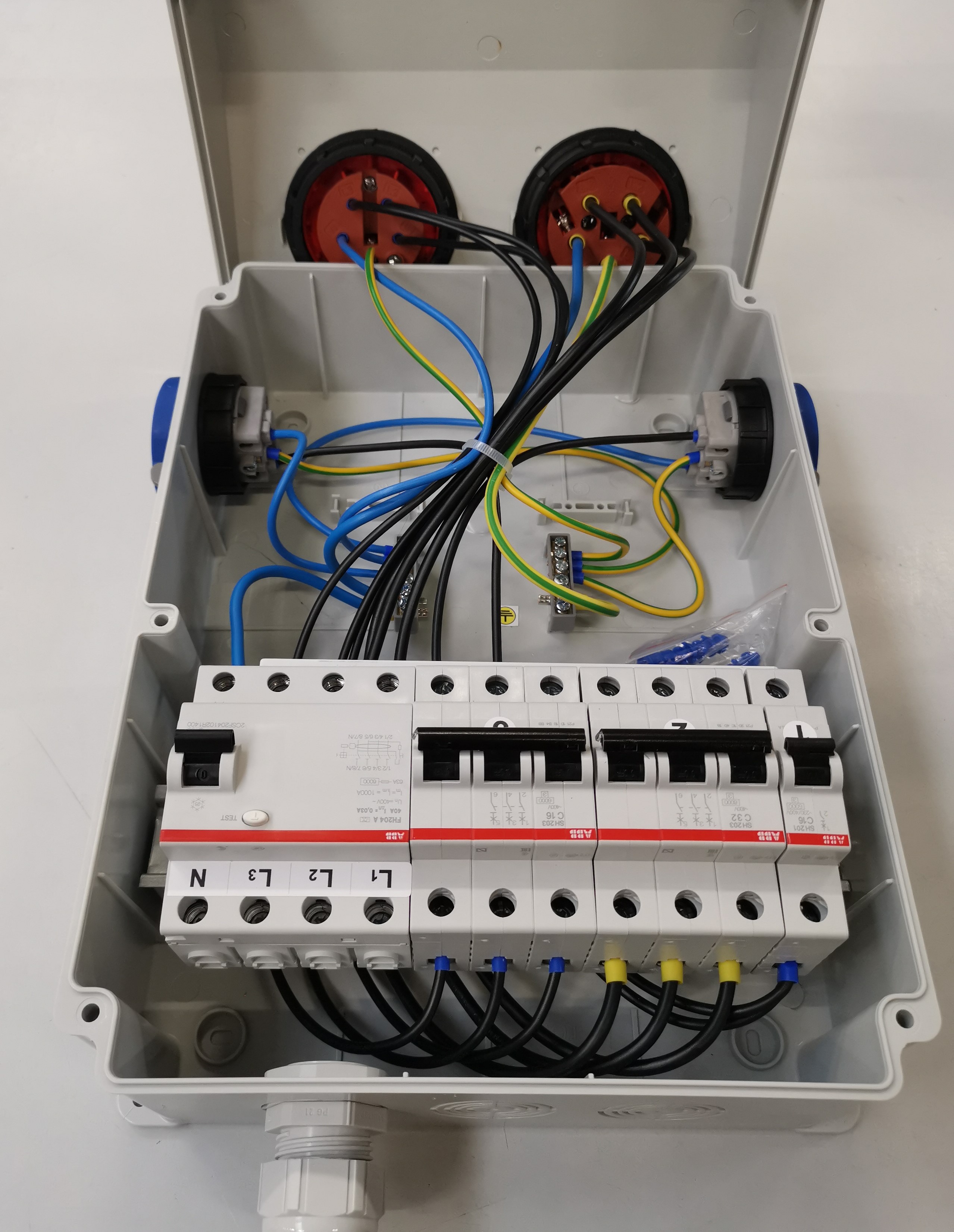 Elektromaterial günstig kaufen - Online Shop - TeMo T&More® Baustromverteiler  Wandverteiler Stromverteiler mit 2x Schuko, 1x CEE 16A, 1x CEE 32A und  FI/LS C16 ABB Bestückung (TE07)