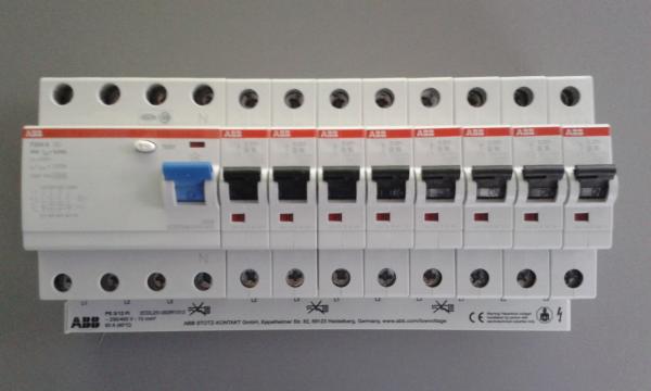 1x ABB FI F204A-40/0,03 + 8x ABB LS-Schalter S201-B16 + 1x PS3/12FI Sammelschiene