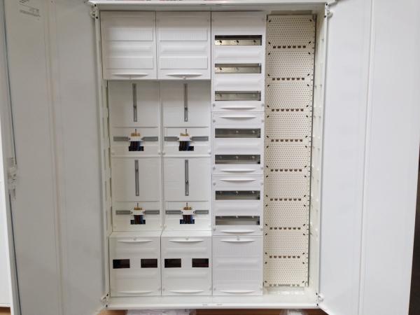 F-tronic Zählerschrank 4x 3.HZ Zählerfeld + 1x Verteilerfeld mit APZ + 1x Multimediafeld, 4-feldrig, Bauhöhe: 1400mm