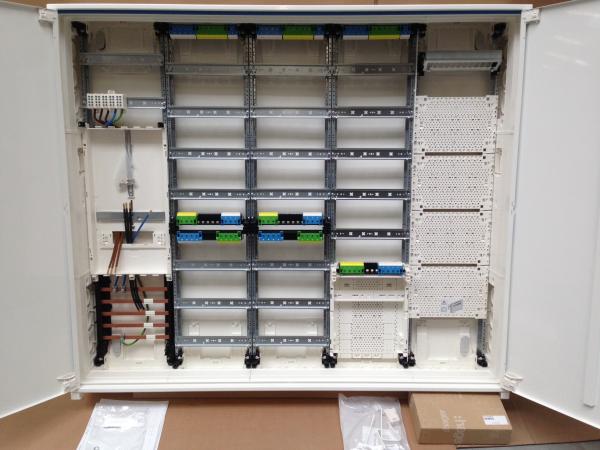 Hager Zählerschrank 1x 3.HZ Zählerfeld + 2x Verteilerfeld + 1x Verteilerfeld mit APZ-Raum + 1x Multimediafeld ZB35S